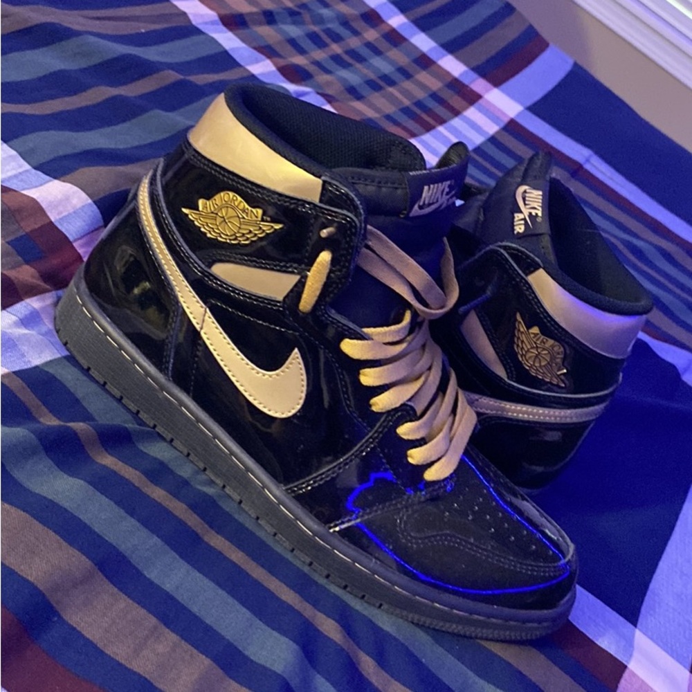 Jordan 1 Retro High Black Metallic Gold size 10/2